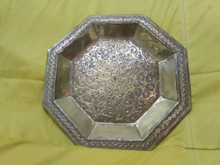 Salva de latão martelada manual
28x28 cm , trabalho manual .