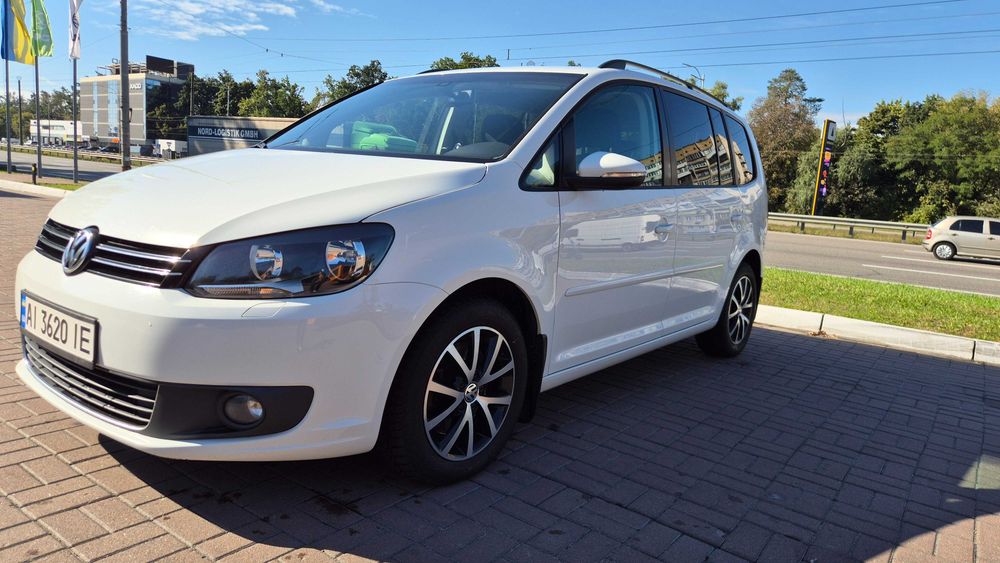 Volkswagen Touran 2015 року, 2.0 TDI 140 к.с., Comfortline, Webasto. 6-ступенева механіка