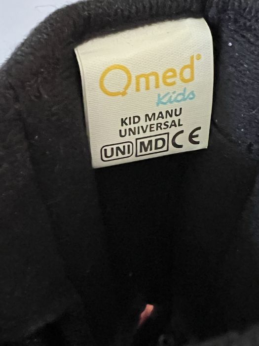 QMED KID MANU UNIVERSAL Dziecięca orteza nadgarstka z ujęciem kciuka