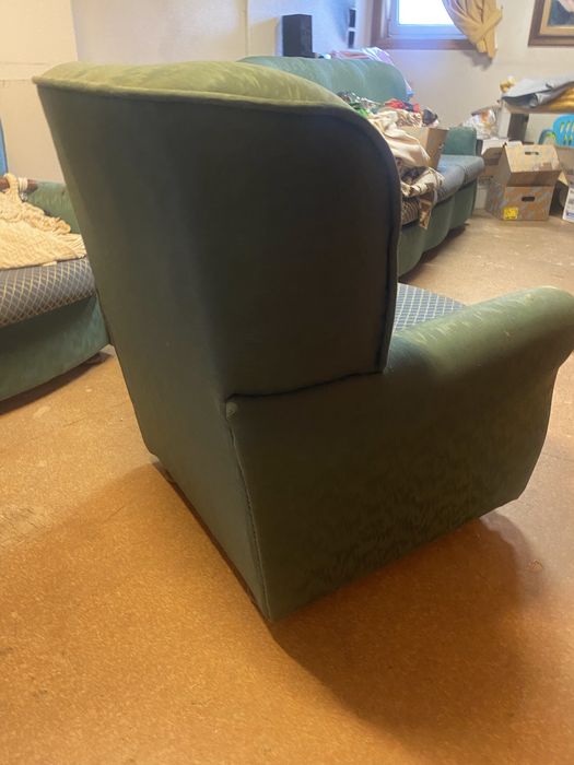 1 Sofá cama e 2 individuais em bom estado.