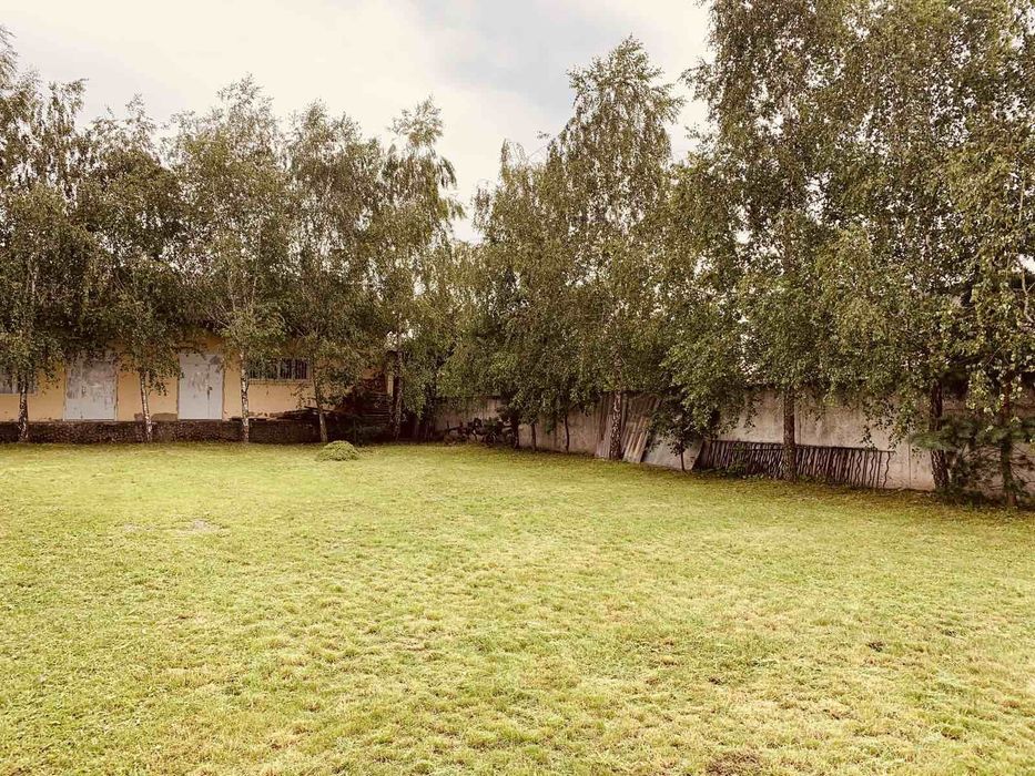 Будівля бувшого магазину з складськими приміщеннями