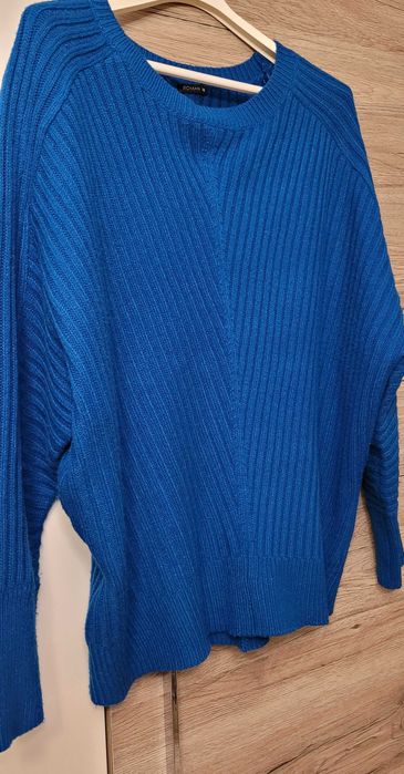 Sweter w wysmuklający splot materiału marki Roman