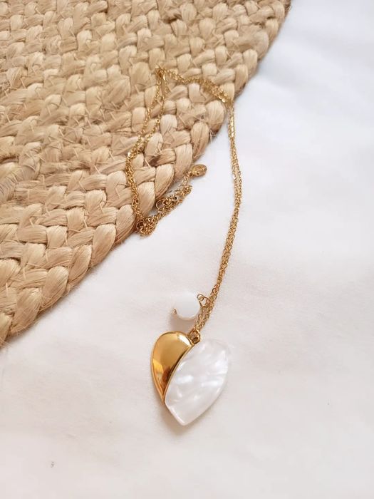 Colar Dourado com Pendente de Coração