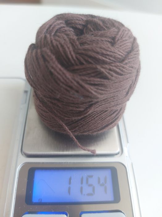 Ok. 11 g brązowa włóczka przędza dziewiarska