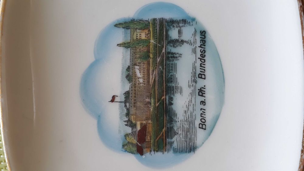 Sprzedam kolekcjonerski, czworokątny talerzyk porcelanowy