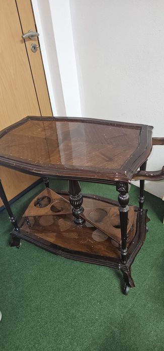 Carrinho de bebida em madeira