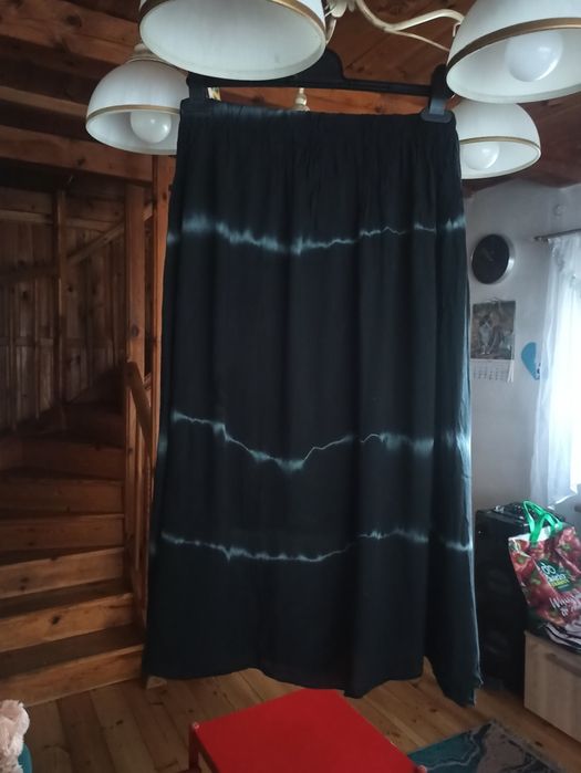 Spódnica czarna z białymi akcentami