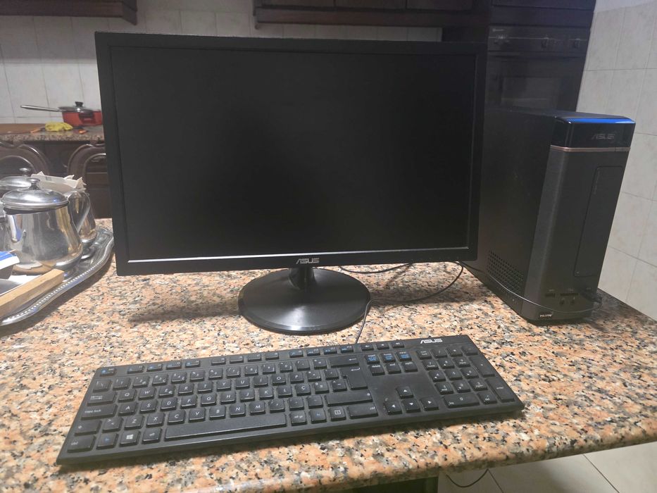 Computador fixo e Monitor Asus a funcionar