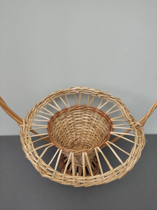 Koszyczek wiklinowy.