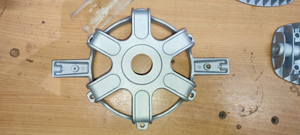 Piaskowanie, szkiełkowanie, sodowanie, czyszczenie małych elementów.