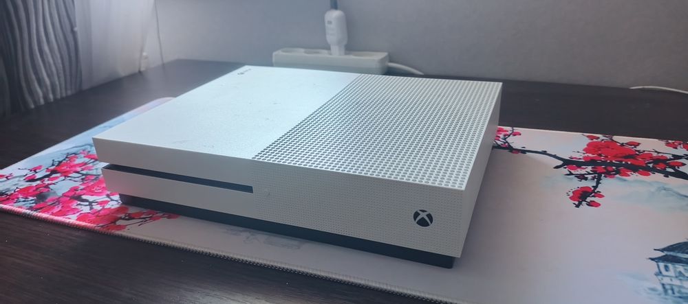 Xbox one s колір білий+джойстик