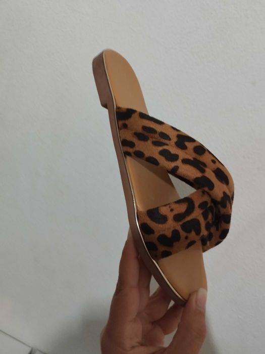 Chinelos padrão animal print novos