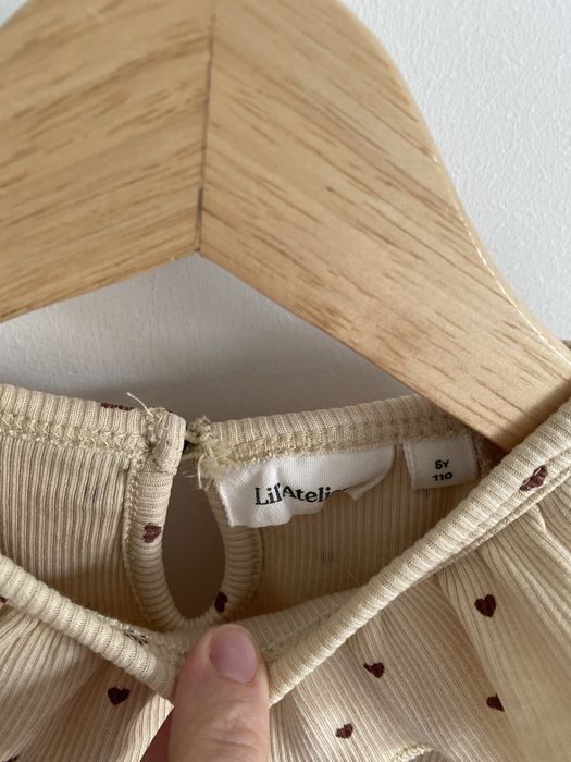 Sukienka beżowa prążkowana lil’ atelier w serca 110 kołnierzyk