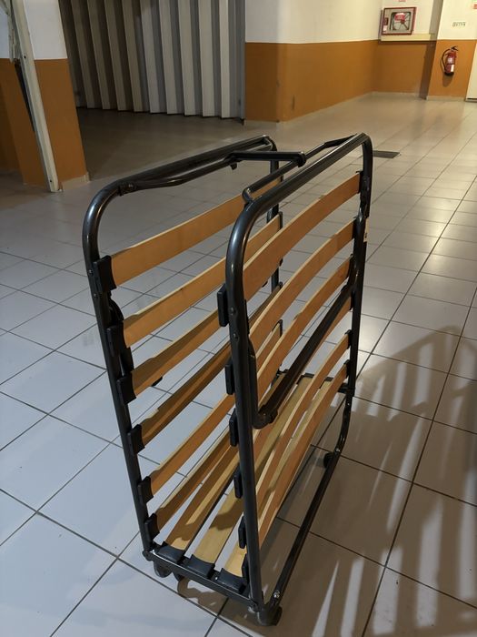 Cama movel com colchao.