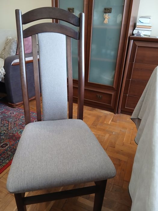 Комплект дерев'яних стільців (4 шт.) в ідеальному стані