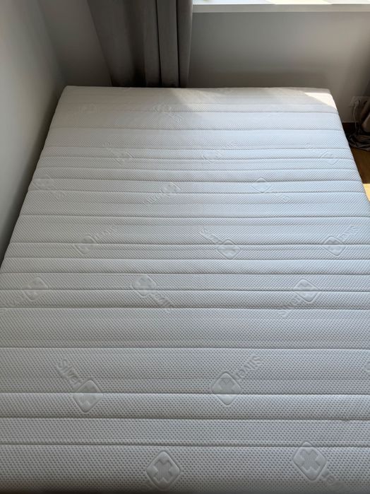 Sprzedam łóżko z materacem 160cm x 200cm, stan jak nowy