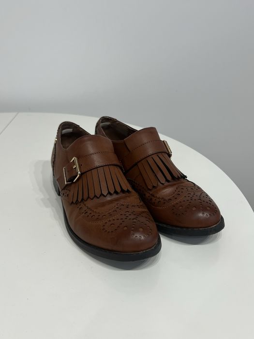 Śliczne eleganckie oxfordki półbuty loafersy brązowe koniakowe ze złotymi klamerkami