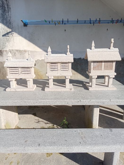Espigueiros pequenos em granito