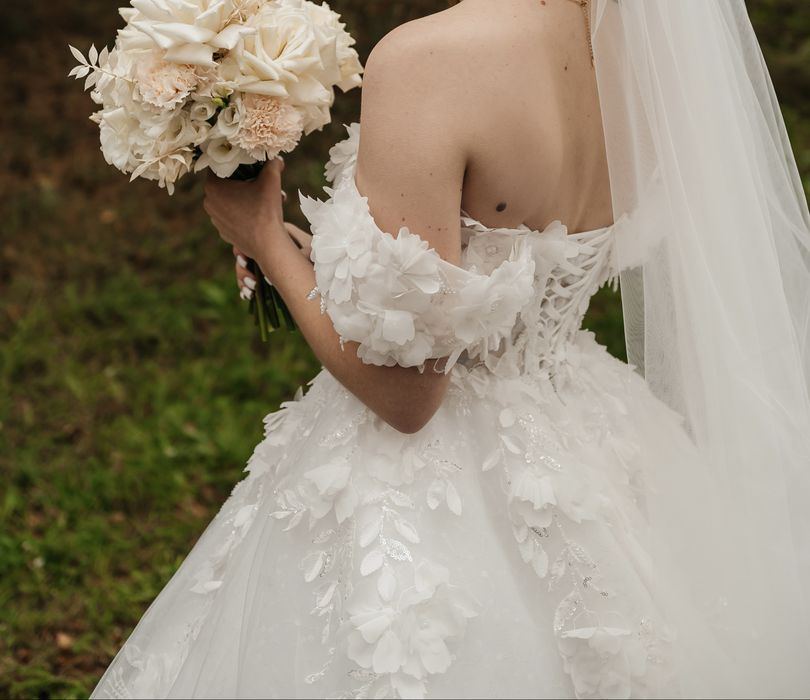 Весільна сукня.