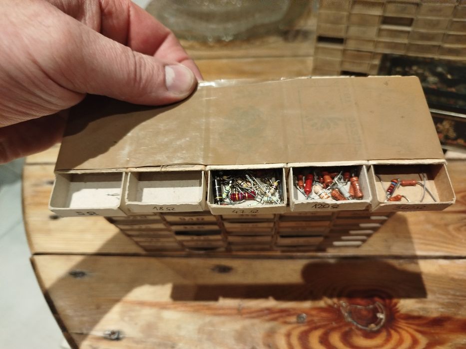 Oporniki, kondensatory, części elektroniczne, mały elektronik