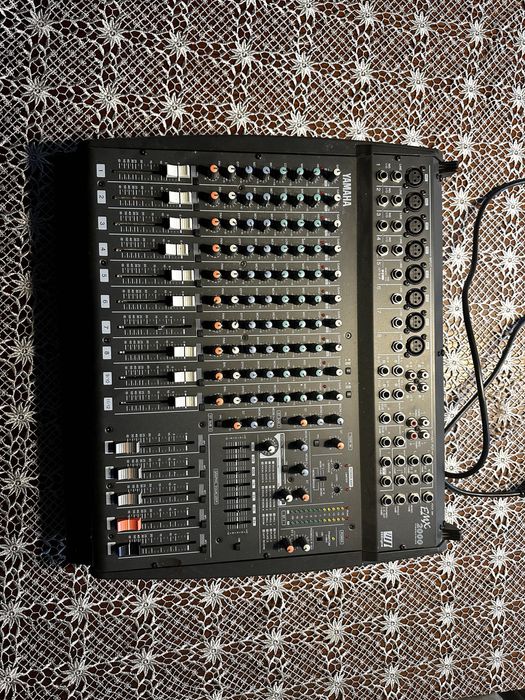 mikser estradowy EMX2000 Powered Mixer