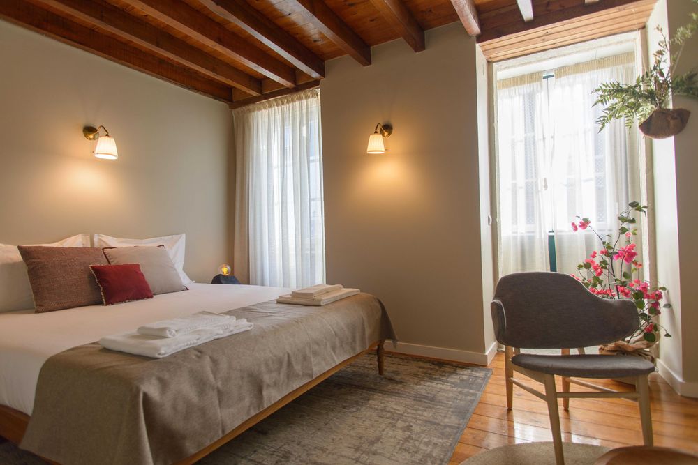 Lote Completo de Mobiliário e Decoração – Encerramento de Alojamento Local