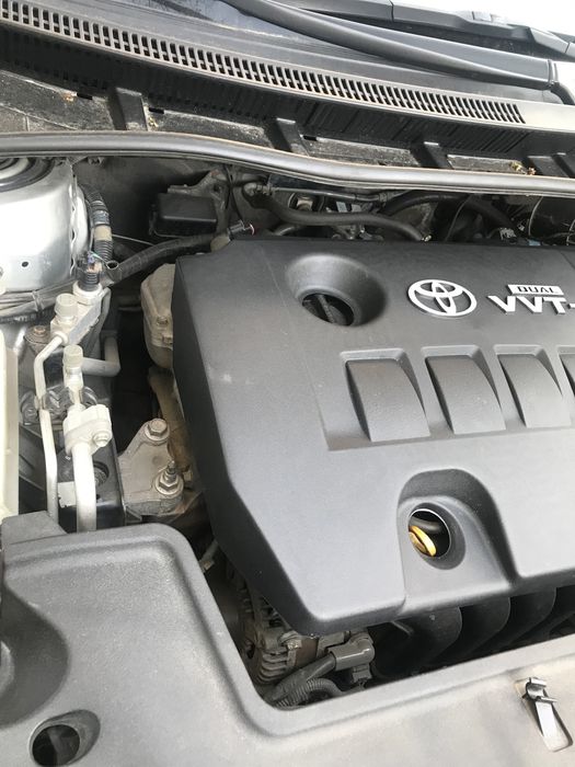 Кришка двигуна мотора Toyota Corolla Auris 1.6 крышка мотора накладка