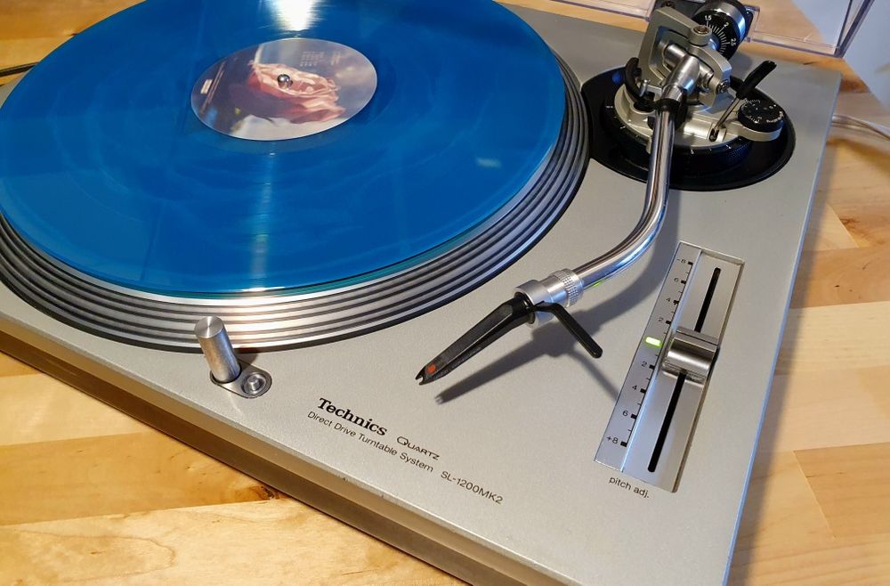 Technics SL-1200 mk2 - clássico completamente revisto,