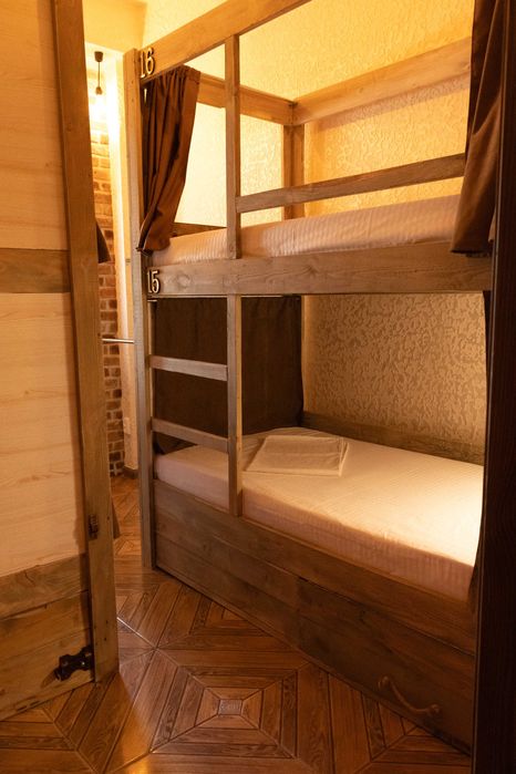 Спальне місце у хостелі у центрі міста