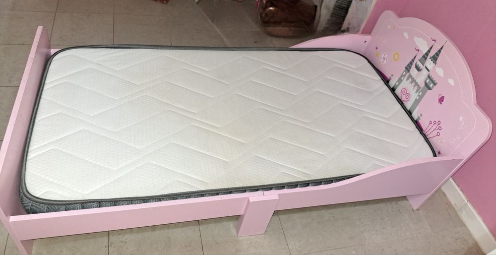 Cama infantil com colchão semi nova
