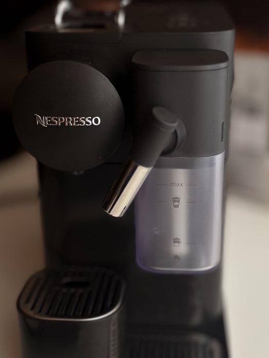 Máquina de café Nespresso Latissima One Delonghi Preta + acessórios
