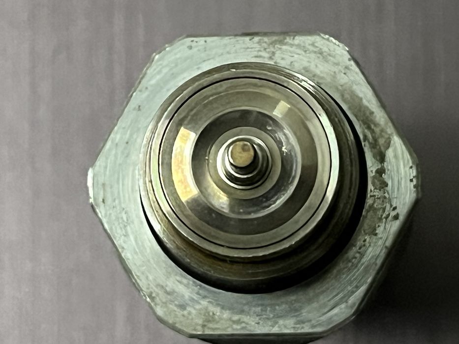 Клапан регулювання тиску палива 1.6 03l130764a під реставрацію