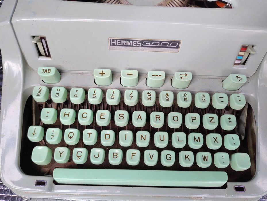 Máquina de Escrever Antiga, em perfeitas condições.
