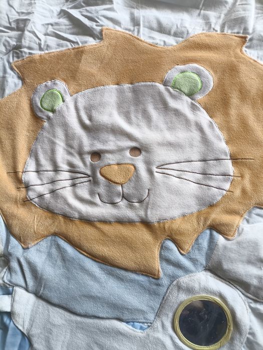 Tapete de atividades de leão para bebé