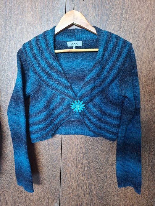 Casaco de malha tipo bolero azul riscas com alfinete