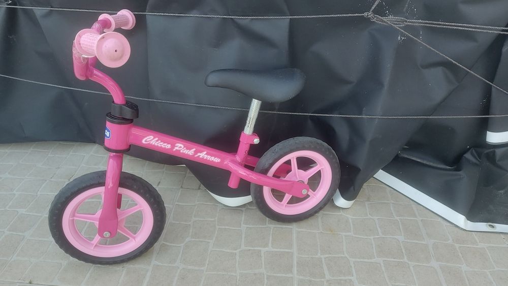 Bicicleta sem pedais Chicco cor de rosa