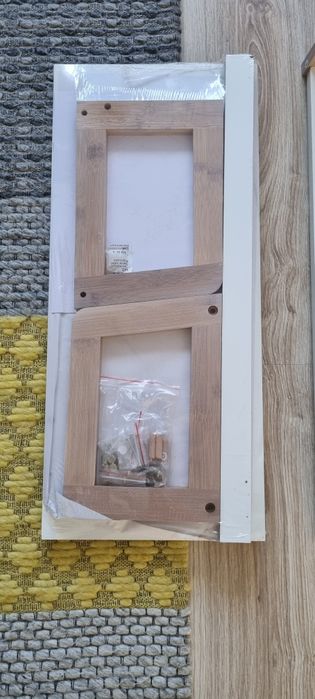 Białe półki scienne