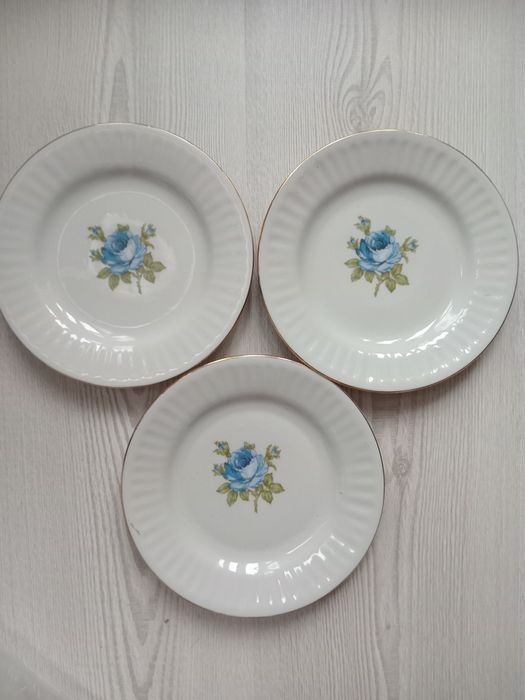 Десертні фарфорові тарілки 17.5 см з голубою трояндою, ріфльоним краєм