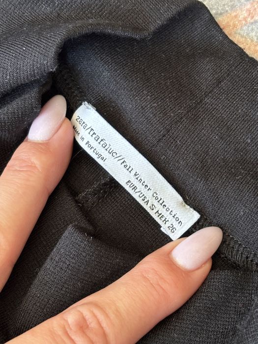 ZARA Trafaluc xs / s obcisła czarna sukienka bodycon midi z półgolfem