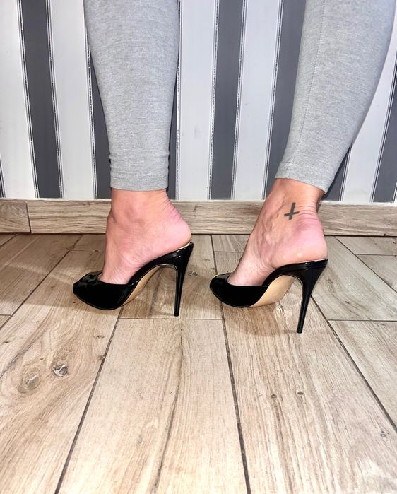 215/ OD RĘKI 44 czarne sexy klapki szpilki Trans Cross 13 cm 35-50 EU