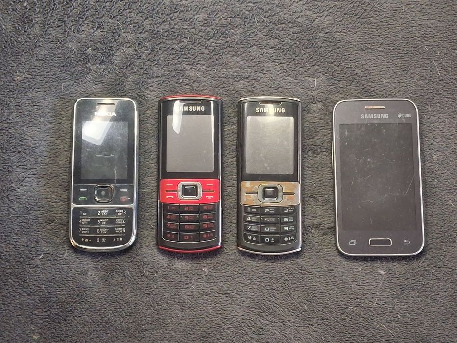 Лот кнопочних телефонів