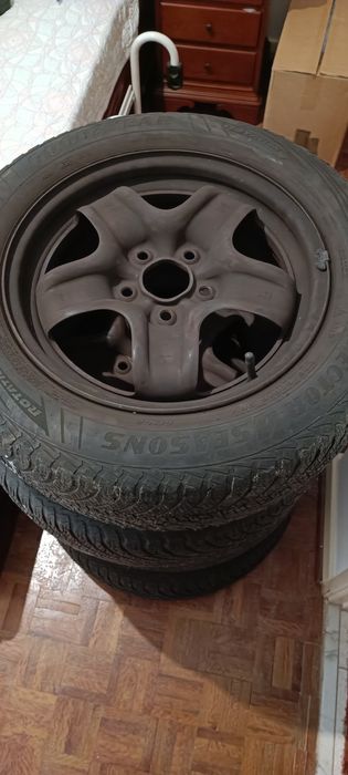 4 Jantes 16 Renault  5x114.3 com pneus Goodyear usados e tampas