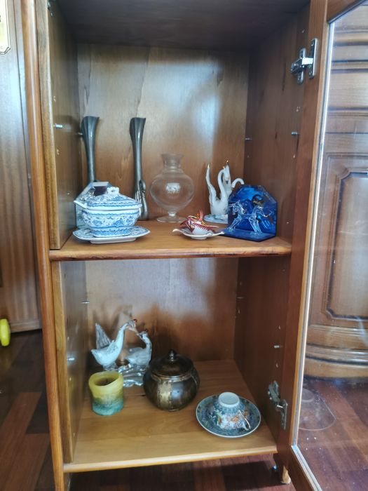 Vitrine com loiças e adereços