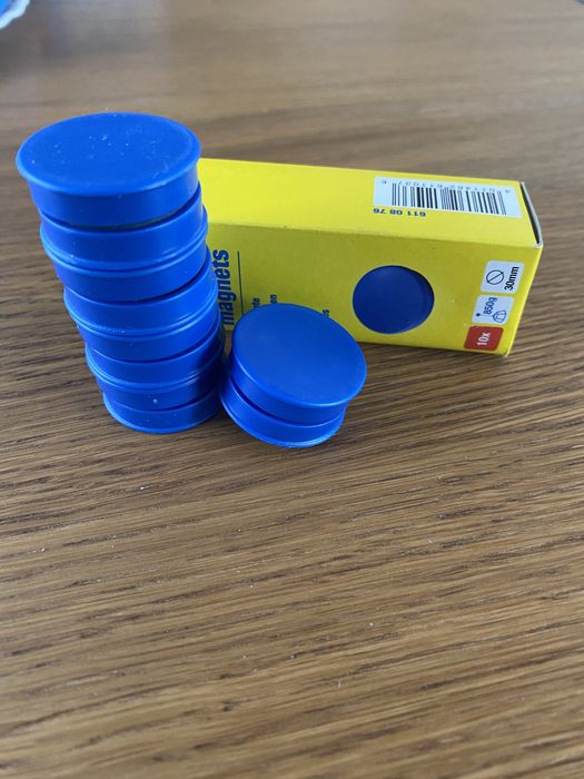 Magnesy do tablicy niebieskie, czerwone opakowania po 10 szt