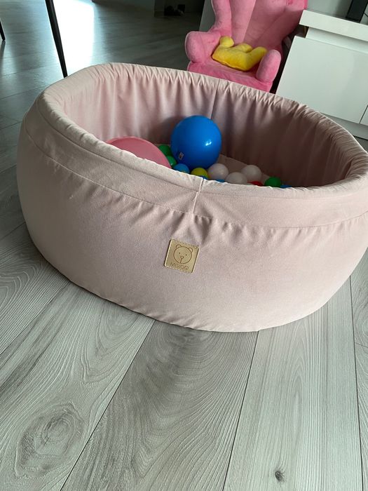 Basen z kulkami dla dziewczynki