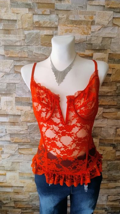 Czerwony koronkowy zmysłowy gorset . Miękkie miseczki