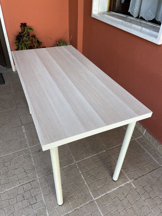 Secretaria /mesa IKEA 120x60cm com pés.