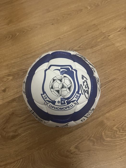 сувінірний м'яч із афтографами чорноморця сезону 2022-23