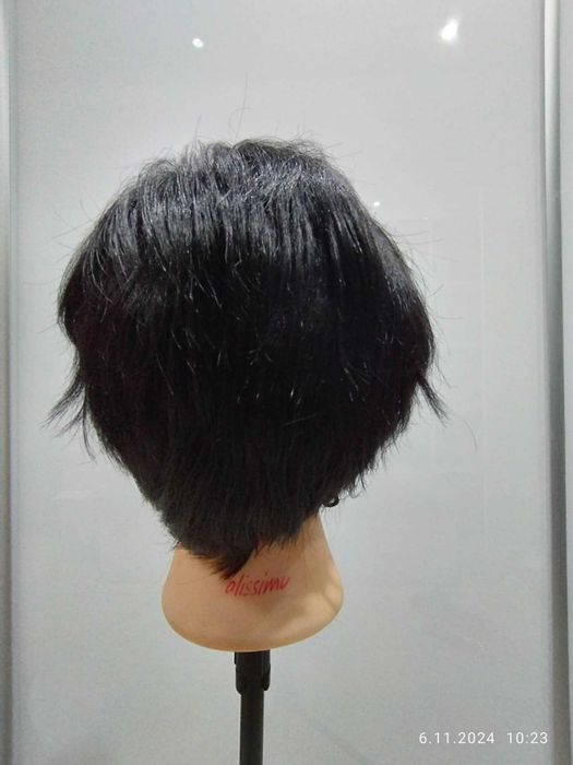 Peruka. Włosy czarne, krótkie cieniowane. + czepek