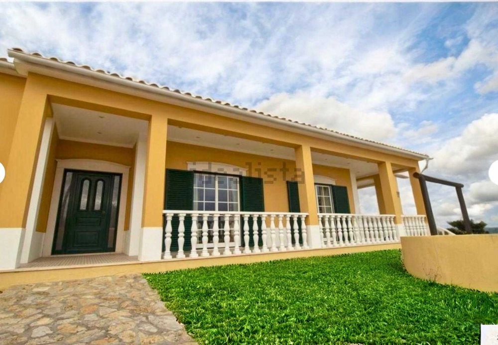 Quinta para venda com 2 moradias prontas e uma área de 9820 metros quadrados.